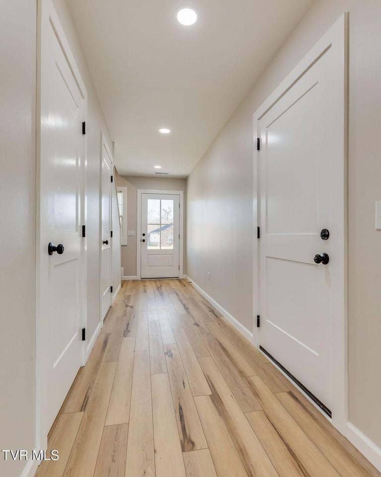 300 Robin Hood Ln - Photo 5 of 30