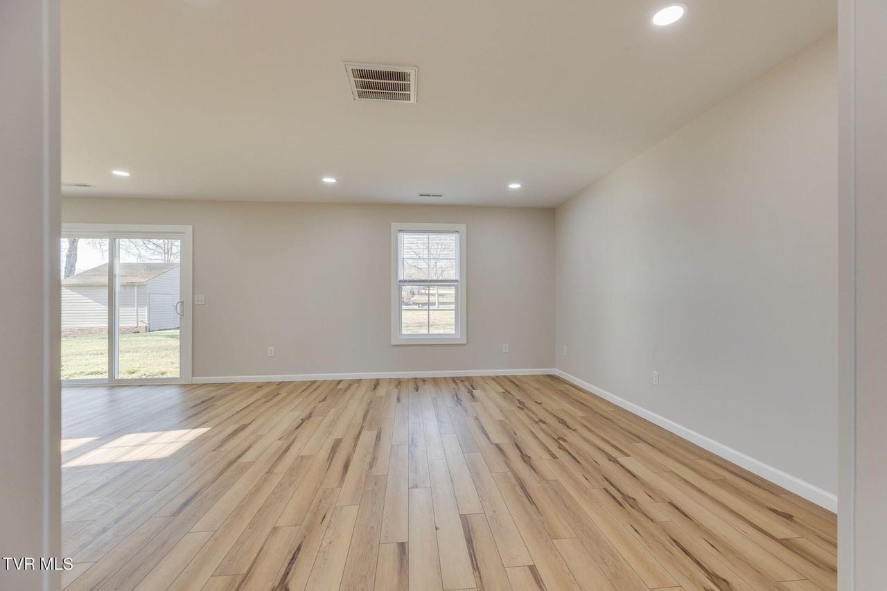 300 Robin Hood Ln - Photo 6 of 30