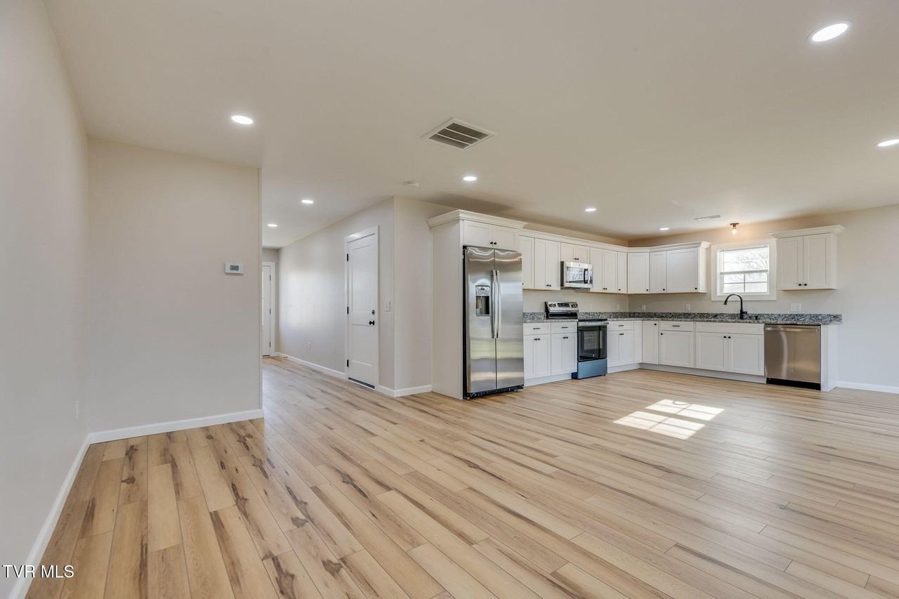 300 Robin Hood Ln - Photo 7 of 30