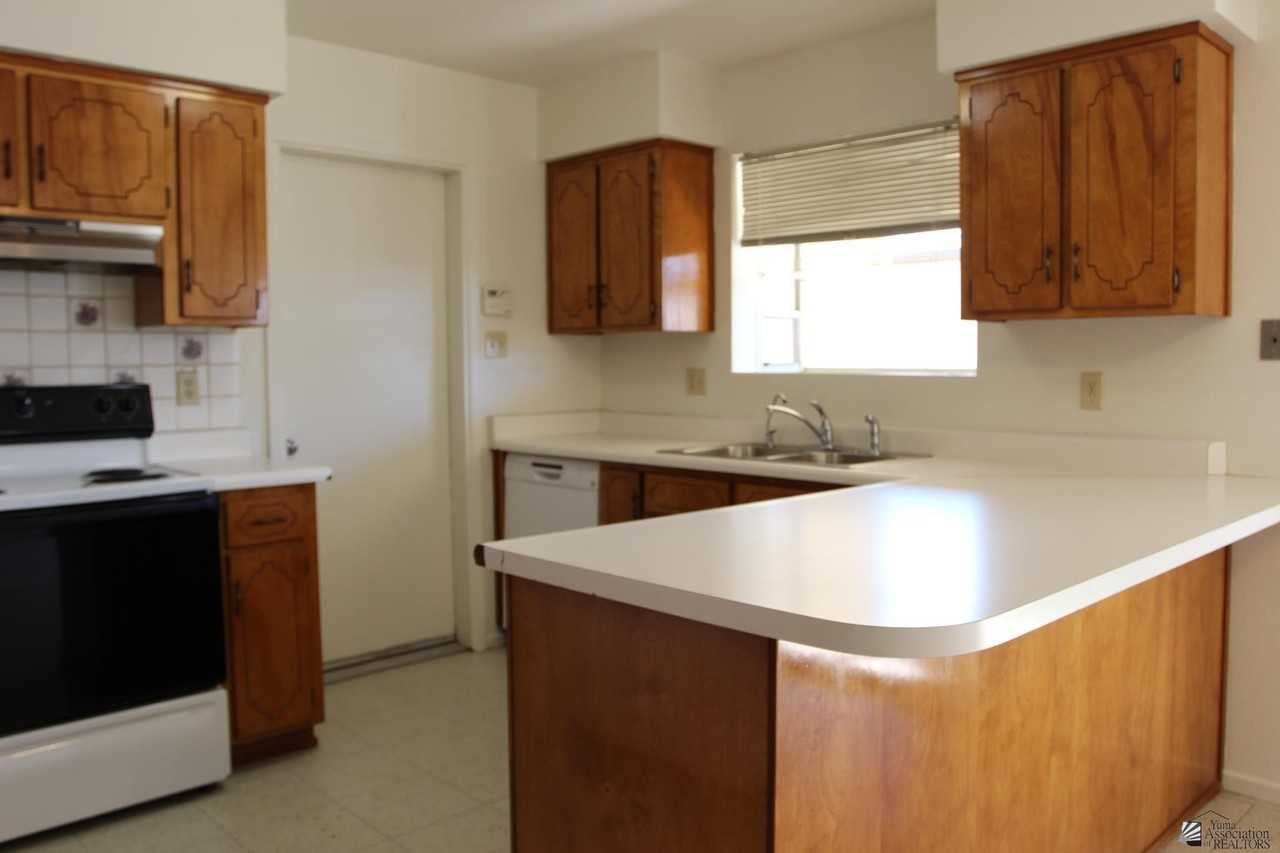 1600 S 46th Dr - Photo 5 of 10