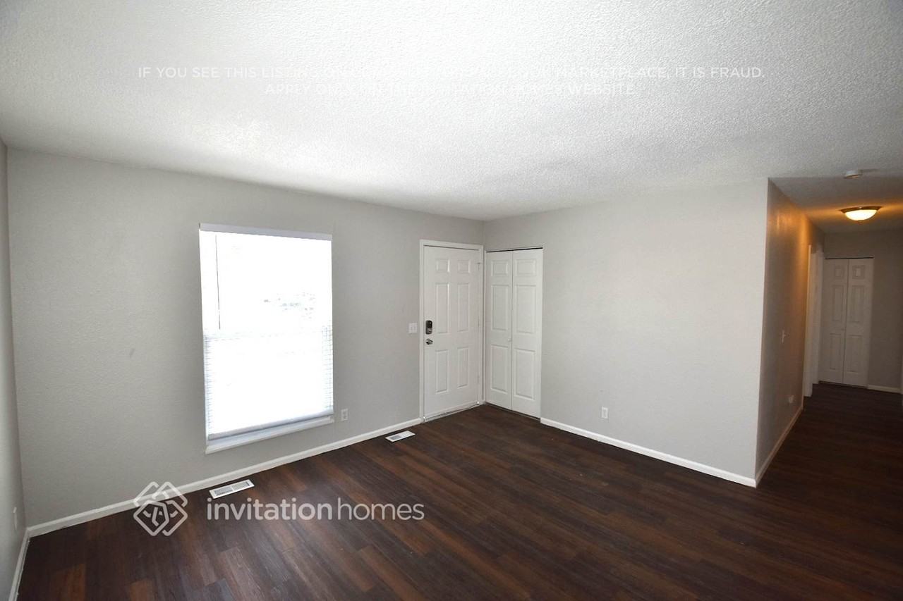 9739 Steele St - Photo 2 of 8