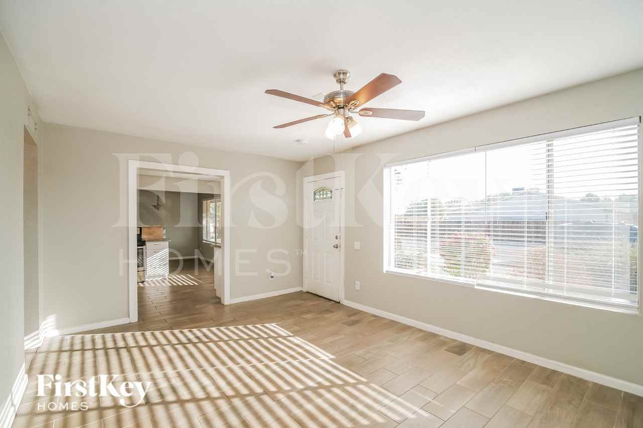 14838 N 38th St - Photo 4 of 19