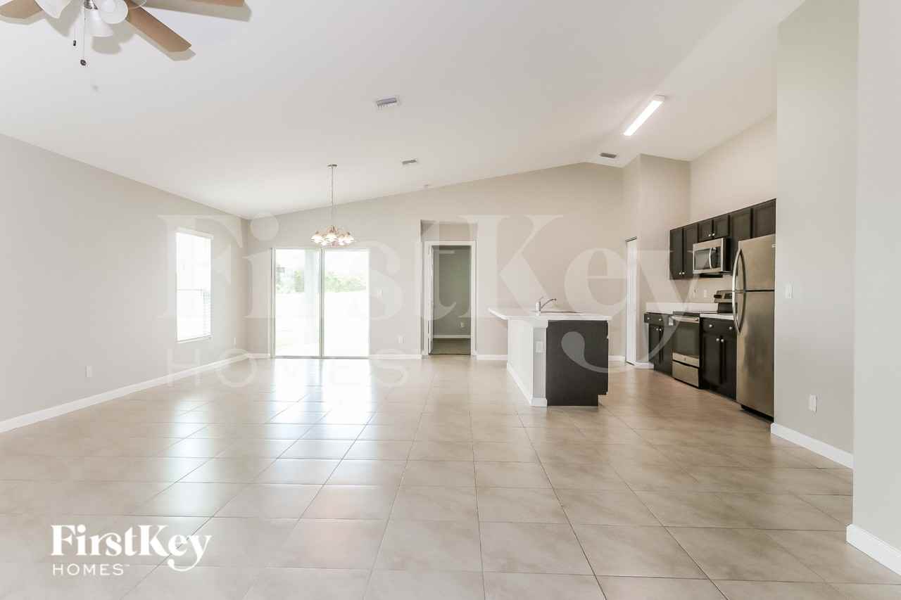 122 Sw Sea Lion Rd - Photo 4 of 16