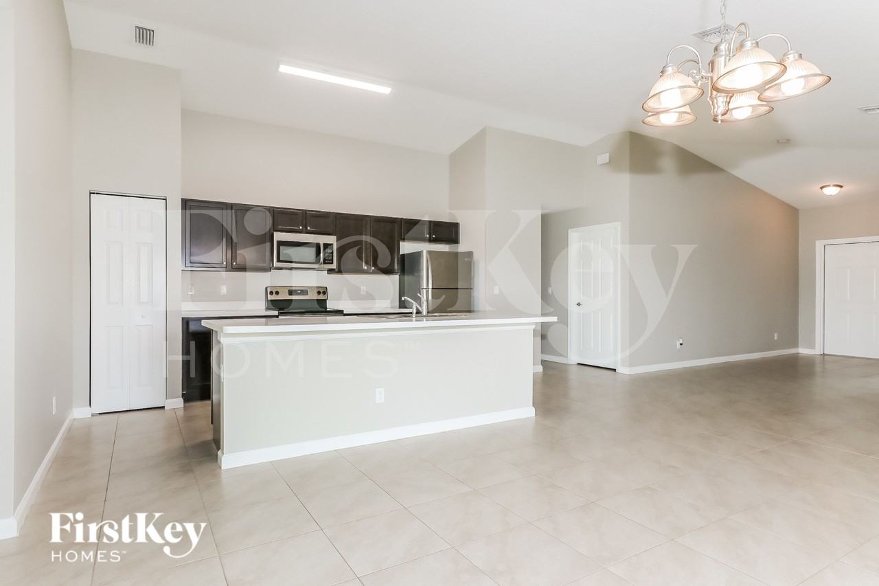 122 Sw Sea Lion Rd - Photo 5 of 16