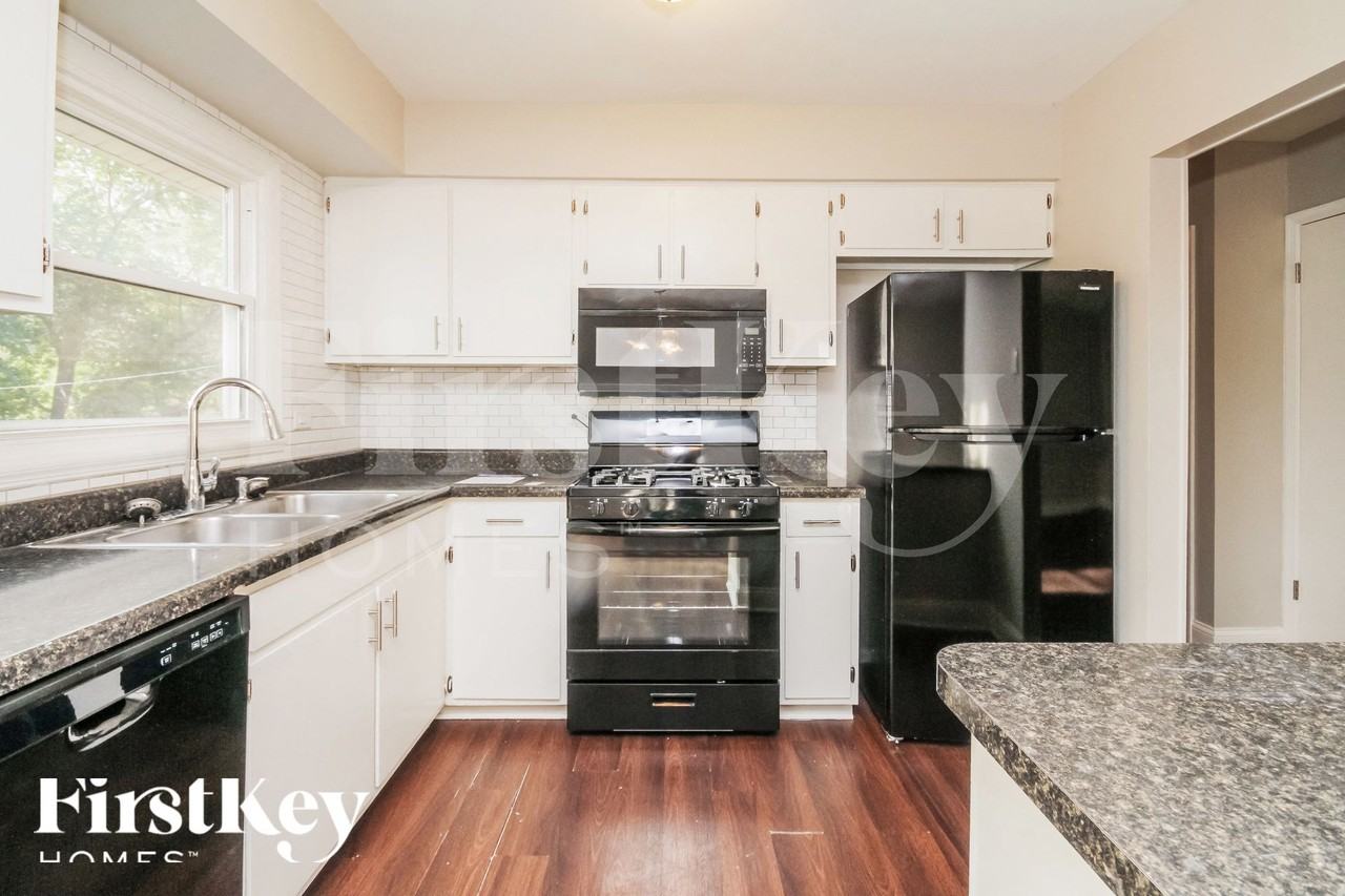 0N084 Elmwood St - Photo 6 of 16