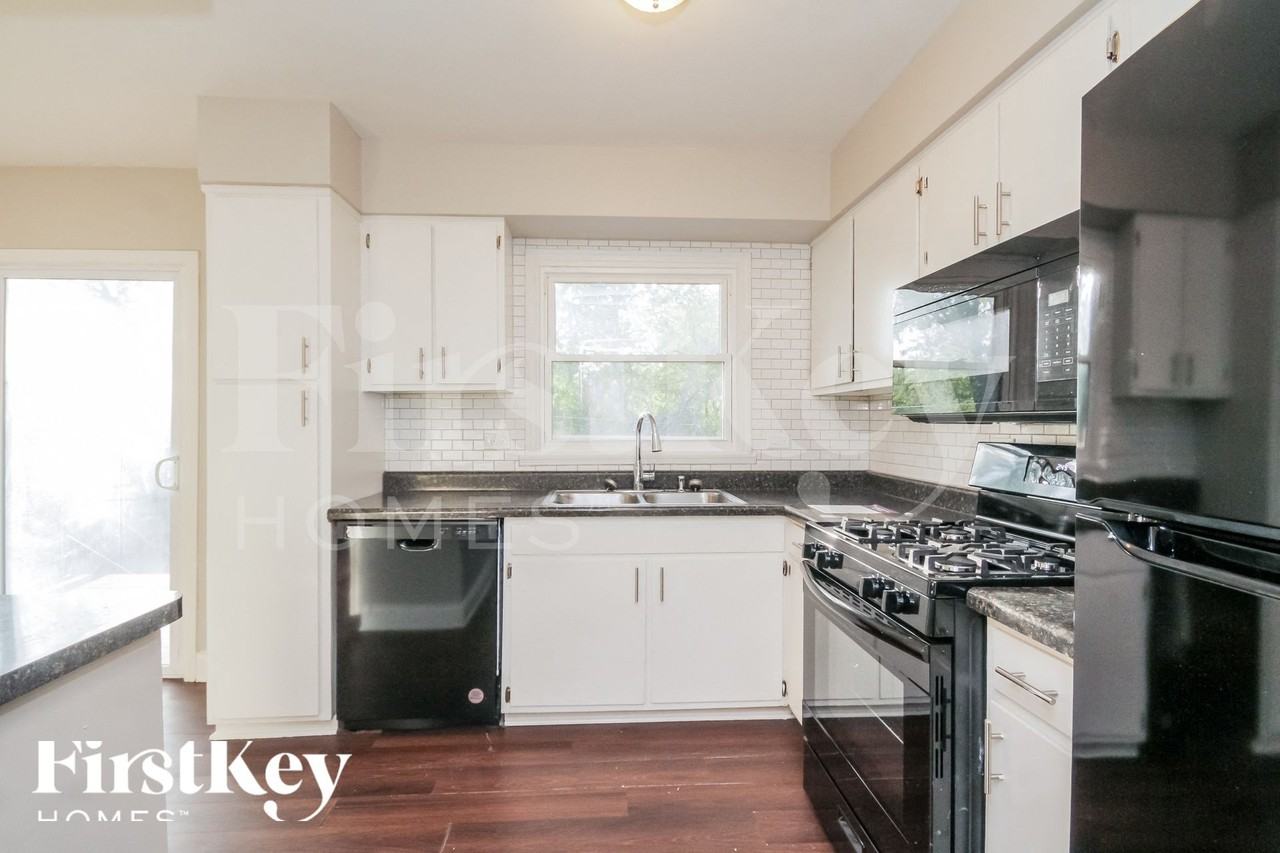 0N084 Elmwood St - Photo 7 of 16