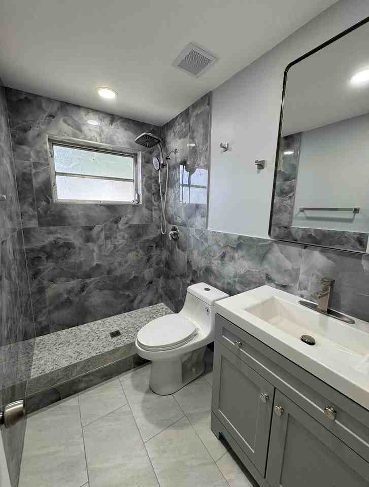 490 W 31st St - Photo 3 of 8