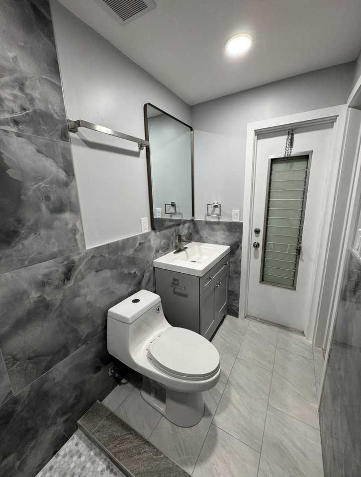 490 W 31st St - Photo 4 of 8