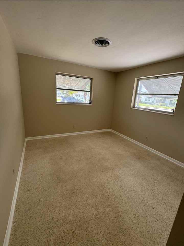 490 W 31st St - Photo 6 of 8