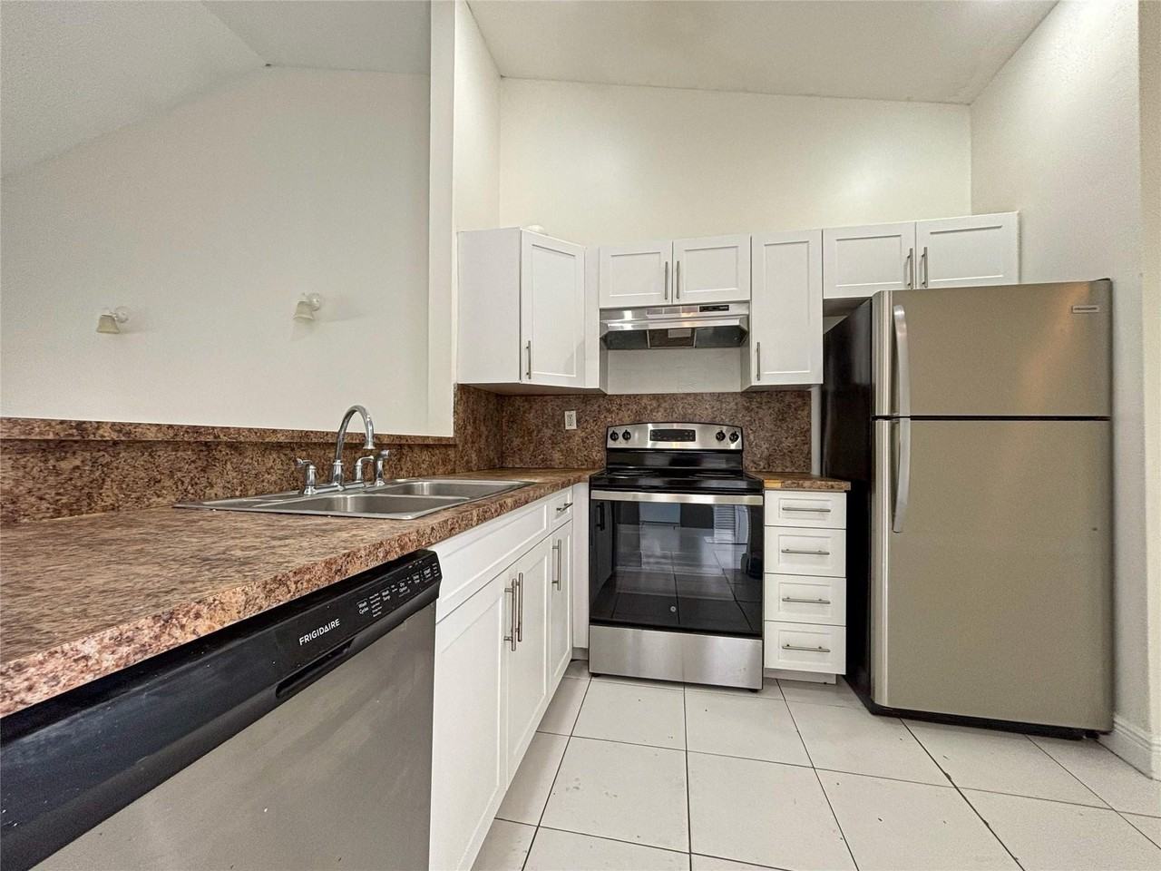 3553 Riverside Dr - Photo 7 of 31