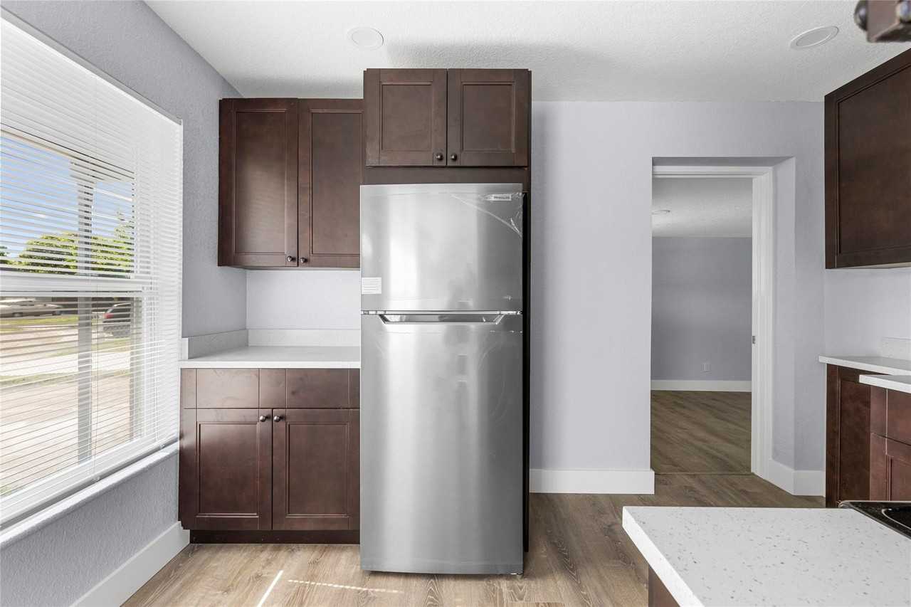 683 Nw 21st St - Photo 3 of 16