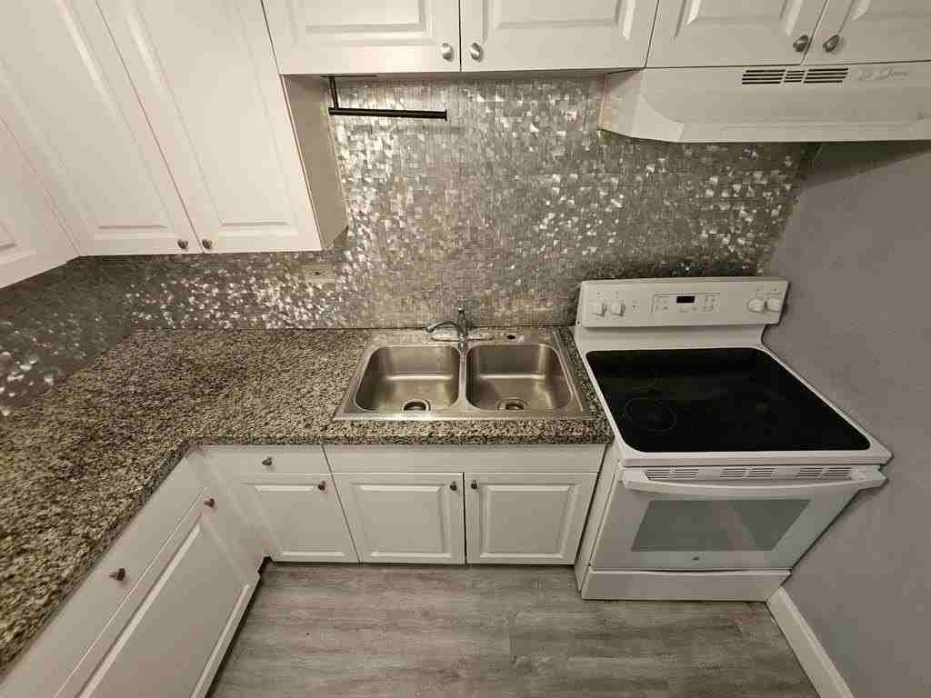 1600 Nw 93rd St - Photo 2 of 14