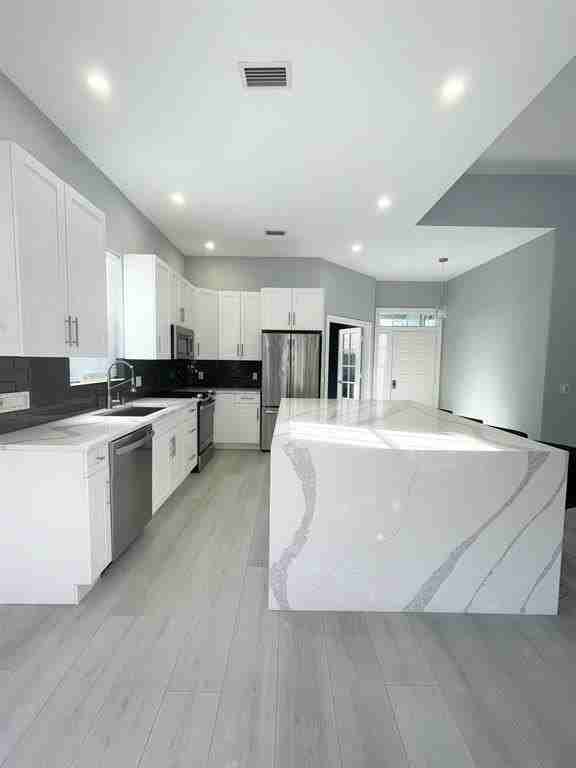 304 Nw Bentley Cir - Photo 3 of 9