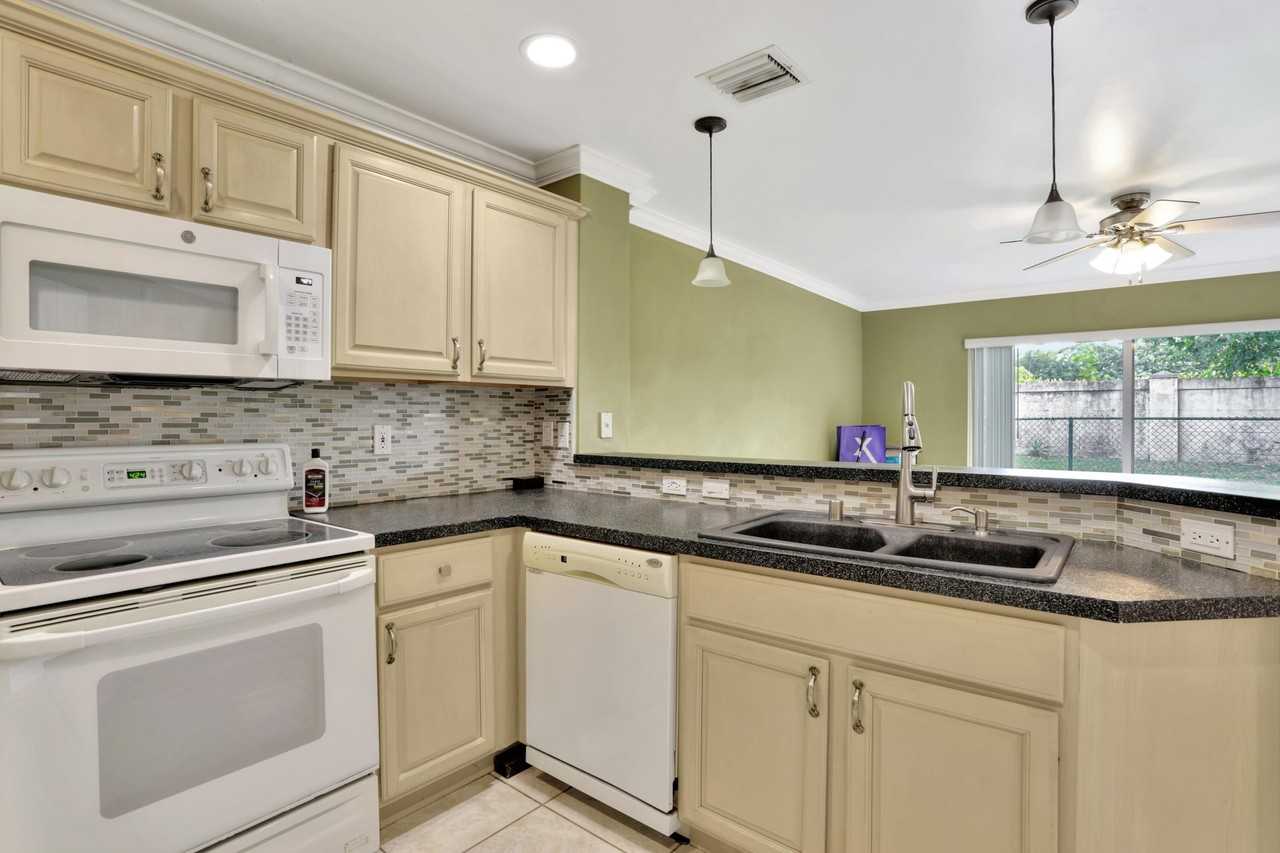 4066 Crescent Creek St - Photo 2 of 36