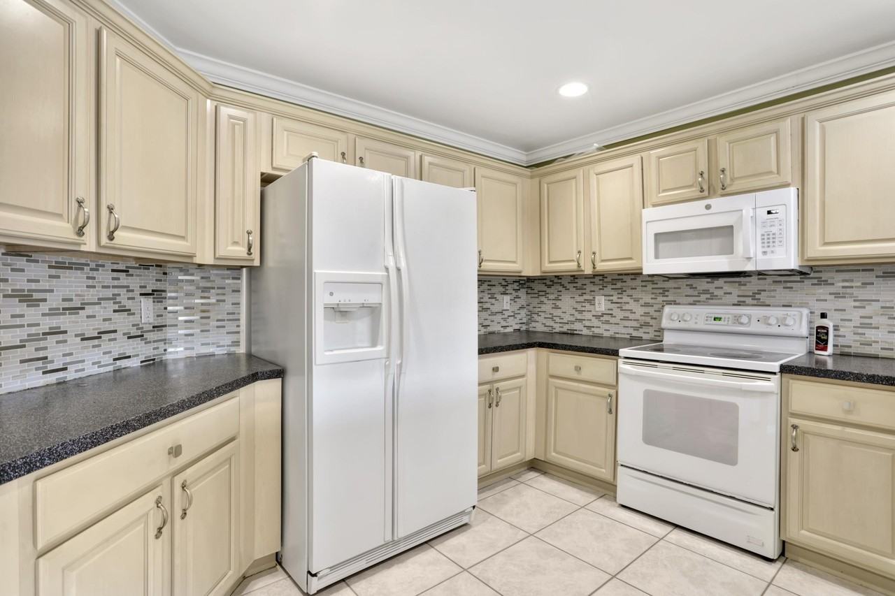 4066 Crescent Creek St - Photo 3 of 36