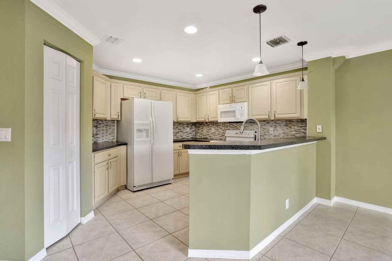 4066 Crescent Creek St - Photo 4 of 36