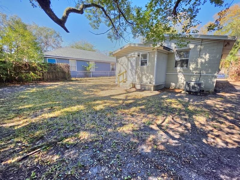 916 W 25th St - Photo 4 of 15