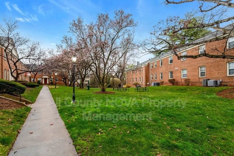 2405 Arlington Blvd #101 - Photo 2 of 26