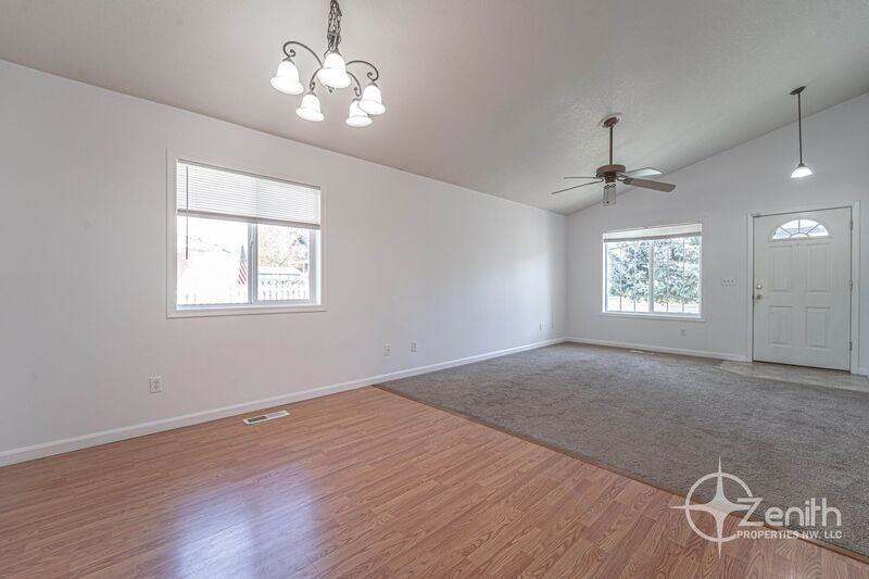 5616 Ne 64th St - Photo 6 of 30