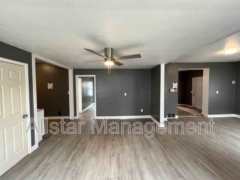 760 W 9th St - Photo 6 of 25