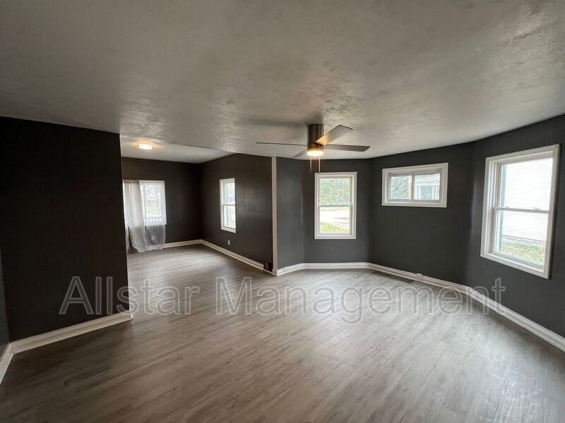 760 W 9th St - Photo 7 of 25