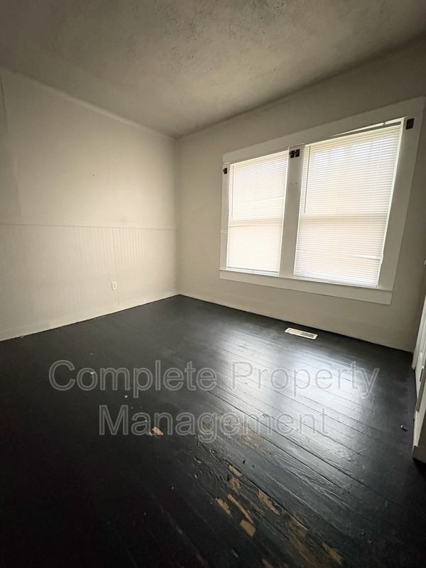 4029 44th Ave N - Photo 4 of 10