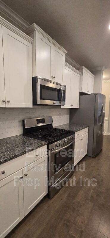 990 Pennington Dr - Photo 2 of 25