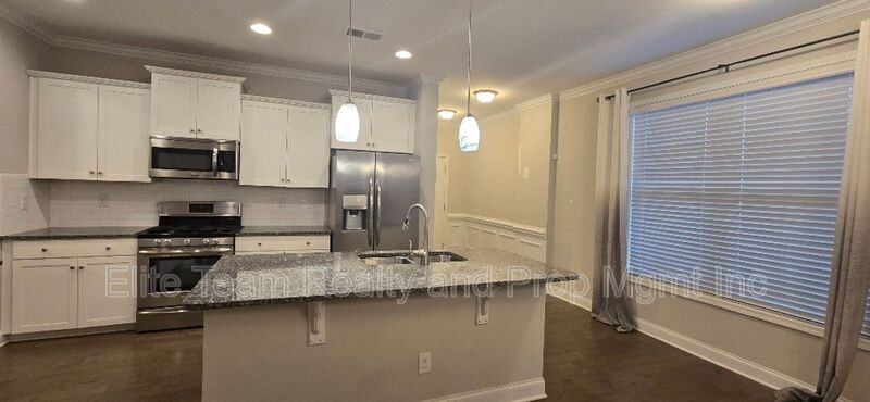 990 Pennington Dr - Photo 4 of 25