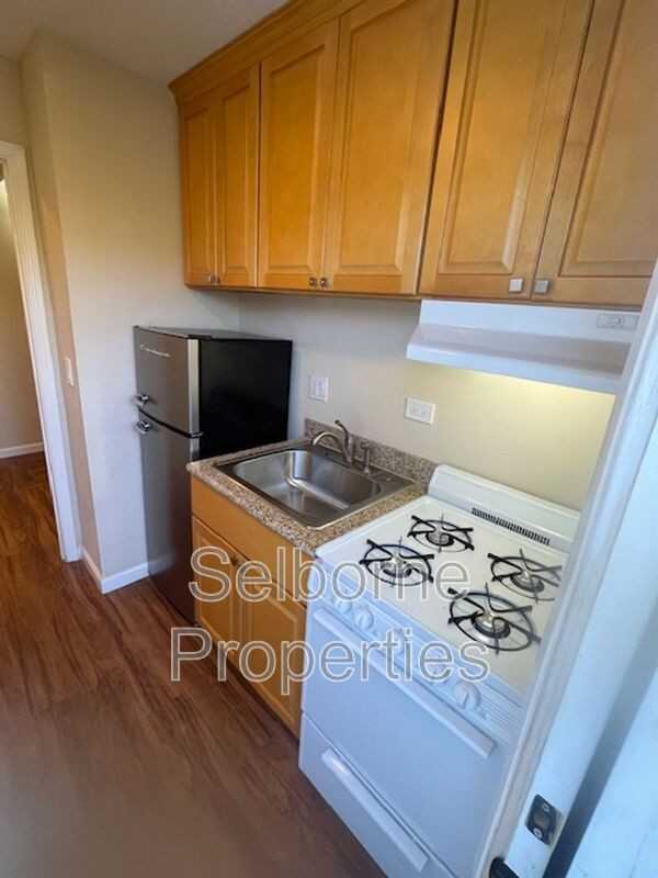 524 41st St #C - Photo 2 of 13