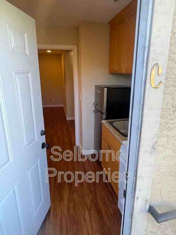 524 41st St #C - Photo 3 of 13