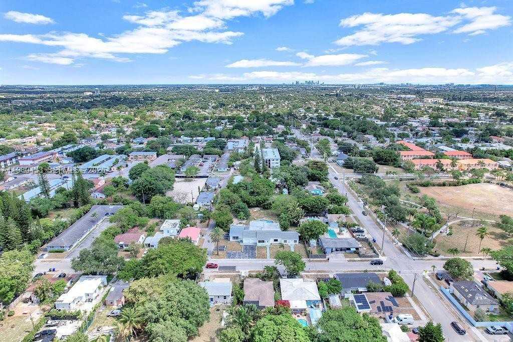 2415 Pierce St - Photo 3 of 50