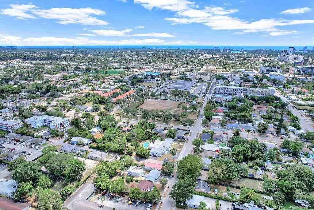 2415 Pierce St - Photo 4 of 50