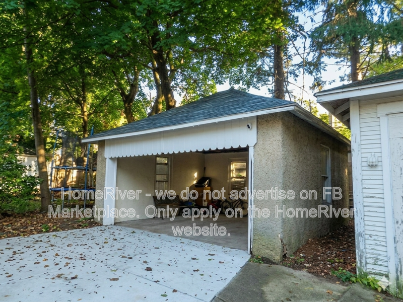 1142 Jefferson Ave #2 - Photo 2 of 6