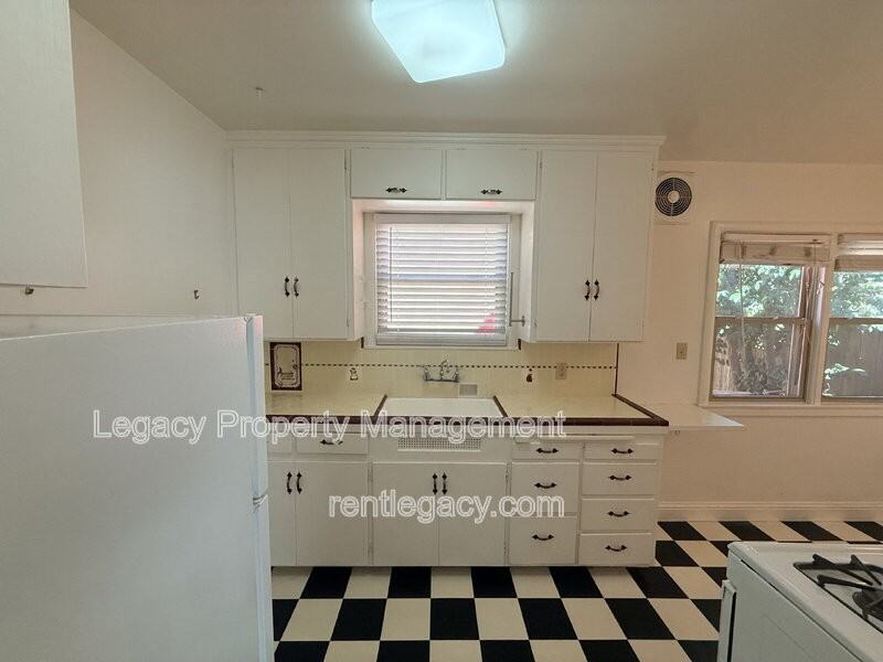 1715 H St #2 - Photo 7 of 15