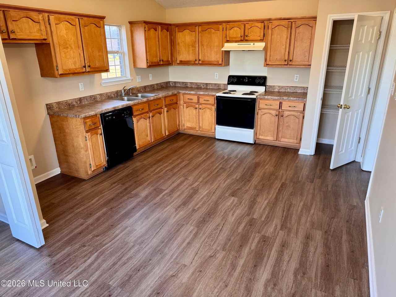 1664 Madison Cv W - Photo 2 of 12