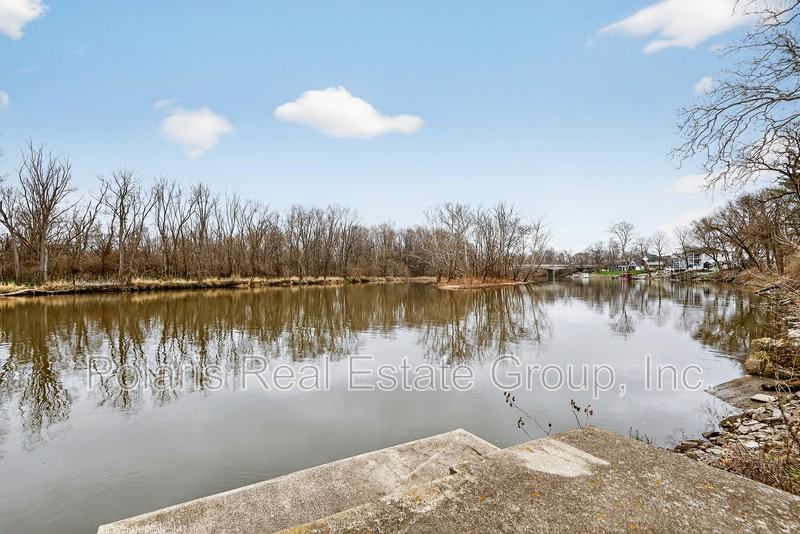 2222 E 75th St - Photo 4 of 34