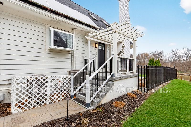 2222 E 75th St - Photo 6 of 34