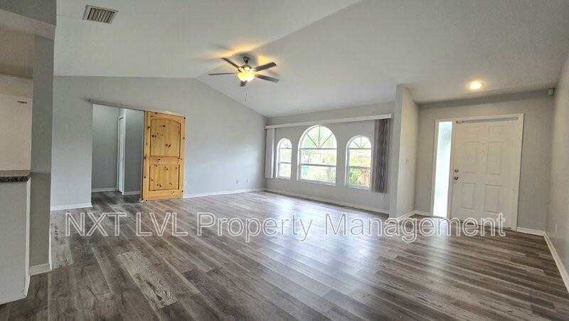 1811 Ne 2nd St - Photo 3 of 18