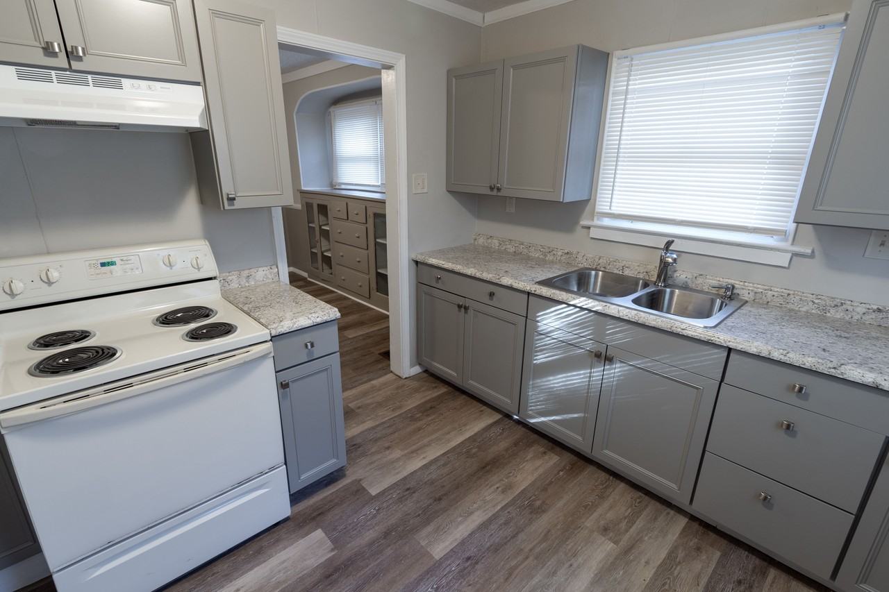 1419 W 22nd St - Photo 4 of 9