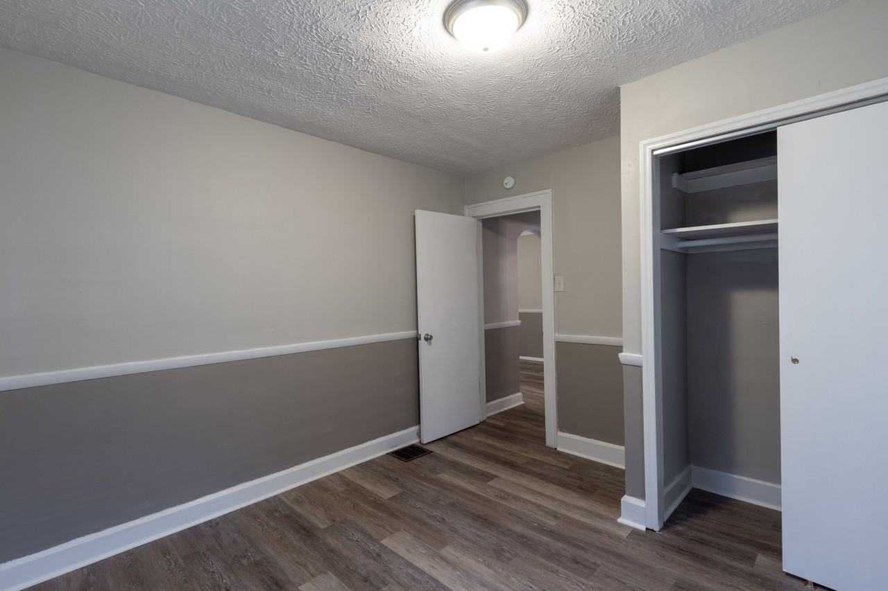 1419 W 22nd St - Photo 6 of 9