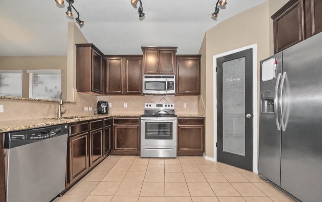 4907 Bayer Hollow Dr - Photo 3 of 14