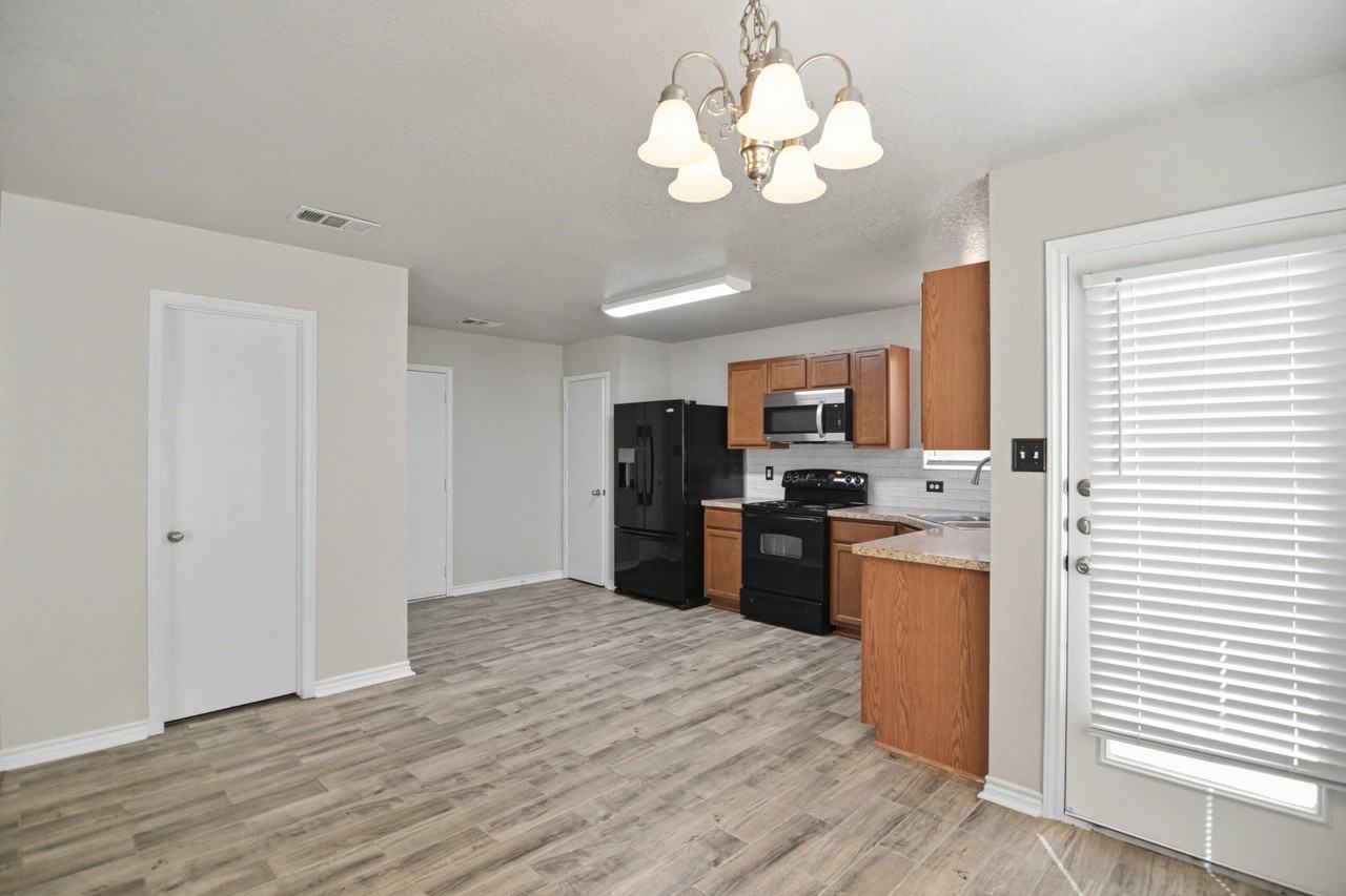 3304 Regency Ct - Photo 4 of 22