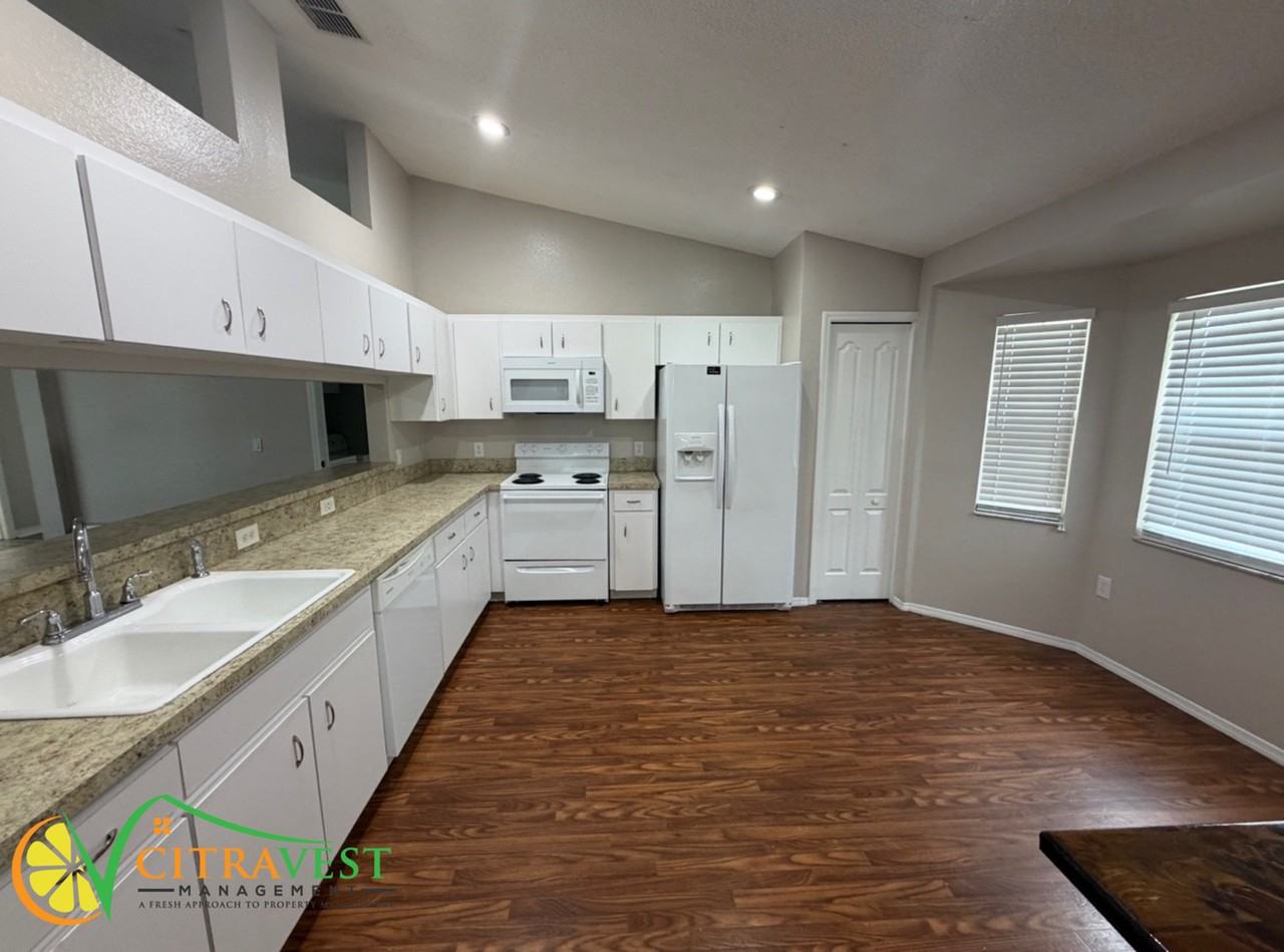 594 Terranova Cir - Photo 3 of 12