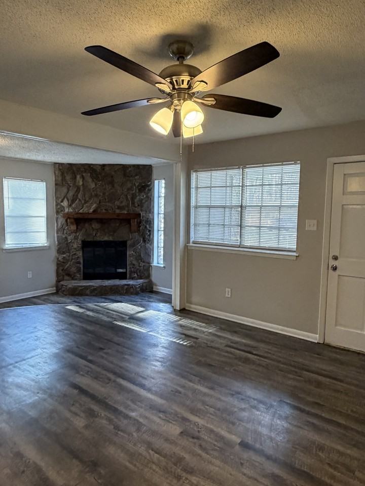 1 Acorn Pl - Photo 4 of 20