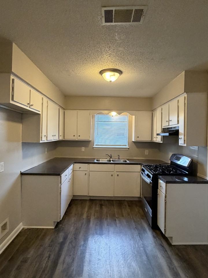 1 Acorn Pl - Photo 5 of 20