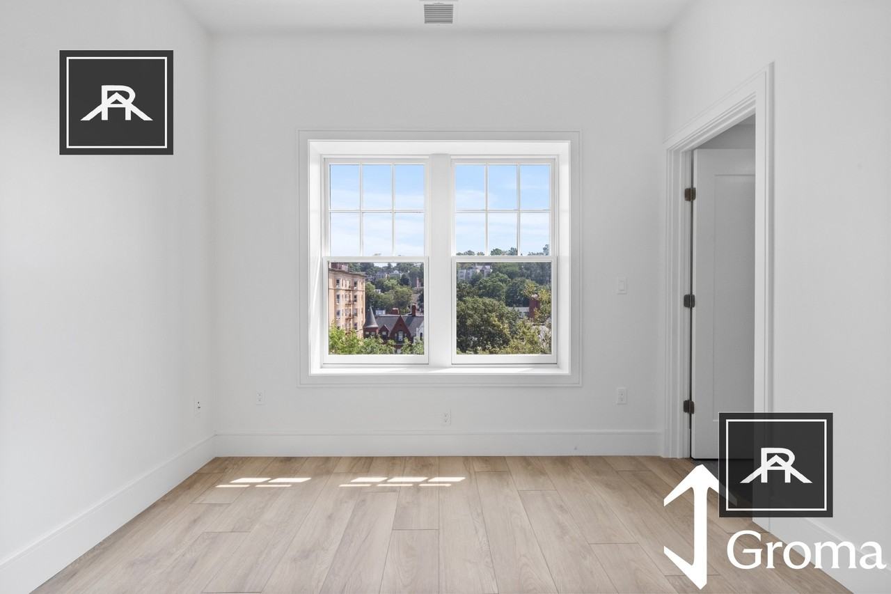 1576 Beacon St #202 - Photo 3 of 18