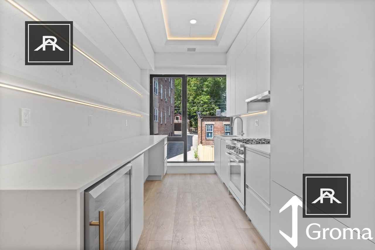 1576 Beacon St #202 - Photo 6 of 18