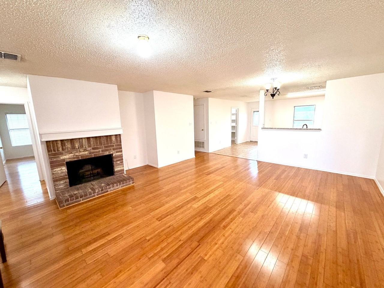 607 Pickwick Ln - Photo 2 of 10