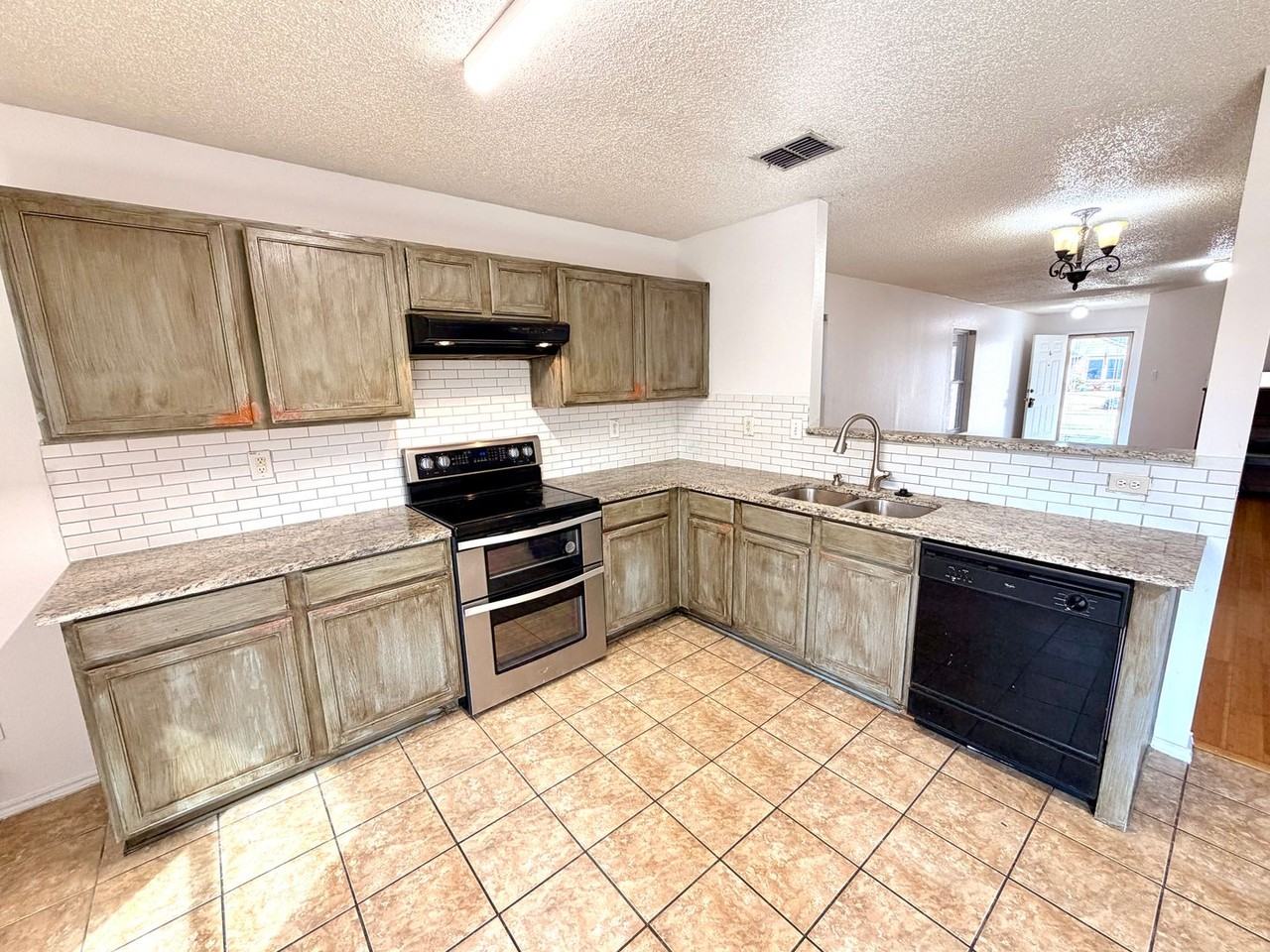 607 Pickwick Ln - Photo 3 of 10