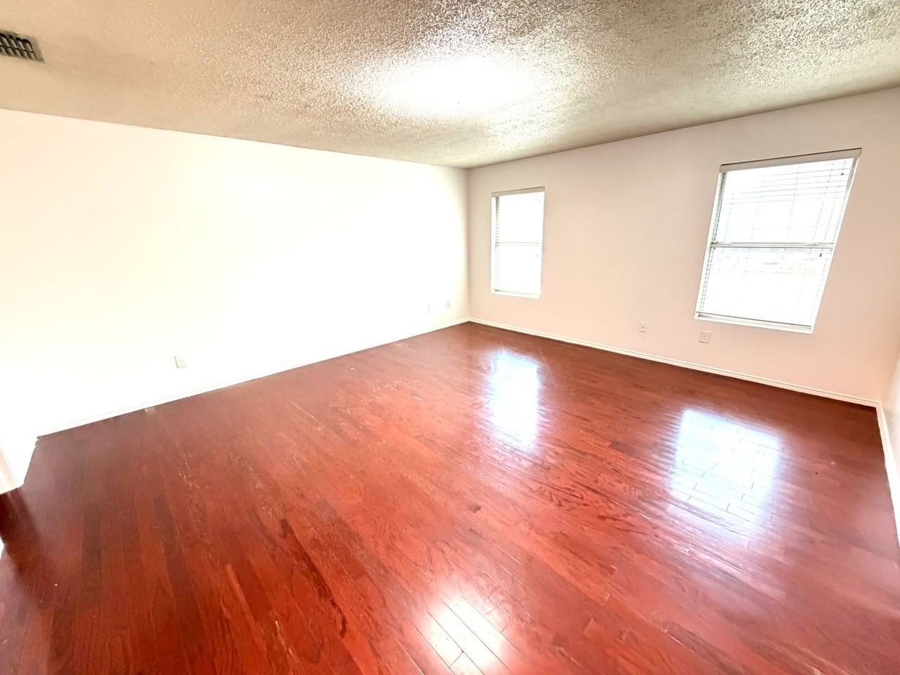 607 Pickwick Ln - Photo 4 of 10